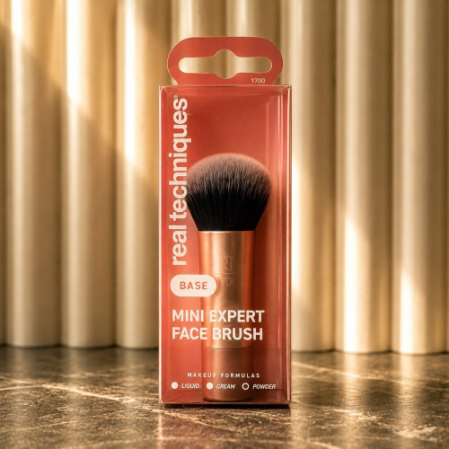 Real Techniques Компактная кисть для тональной основы / Mini Expert Face Brush