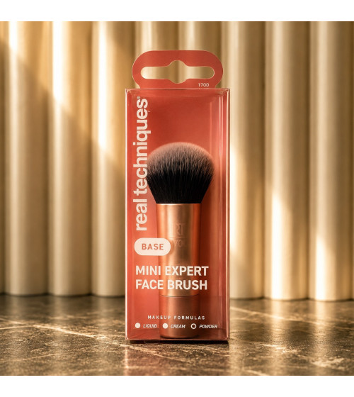 Real Techniques Компактная кисть для тональной основы / Mini Expert Face Brush